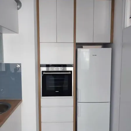 Tesla - Lovely 2 Bedroom *